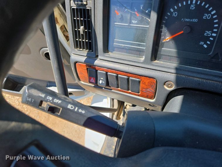 image for item EN3561 2001 Volvo VNM semi truck