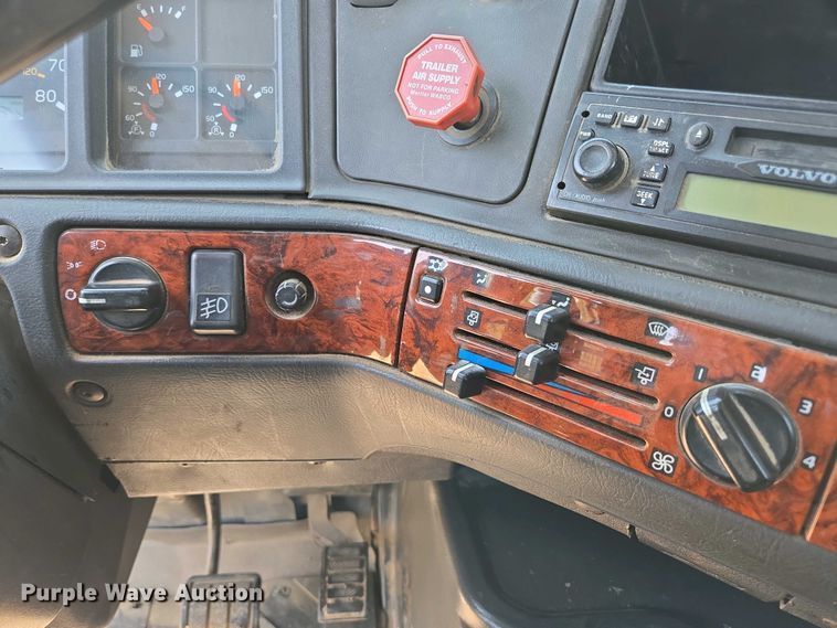 image for item EN3561 2001 Volvo VNM semi truck