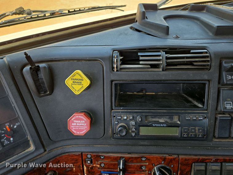 image for item EN3561 2001 Volvo VNM semi truck