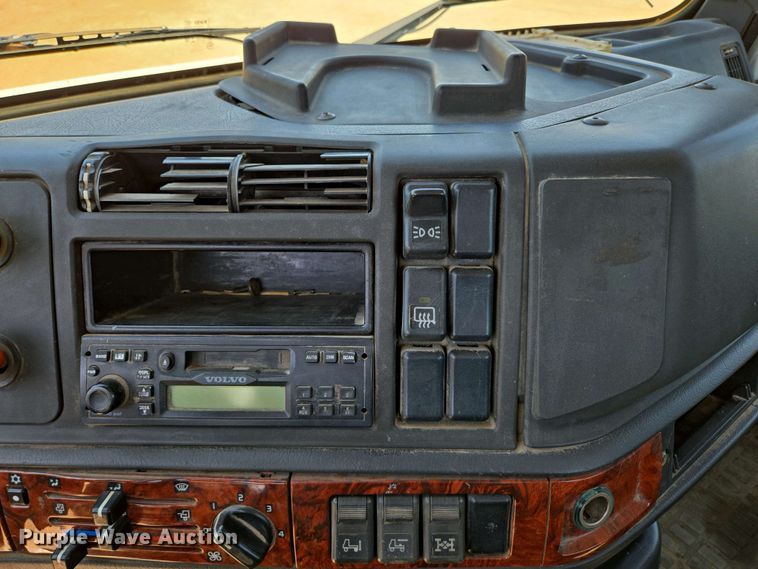 image for item EN3561 2001 Volvo VNM semi truck