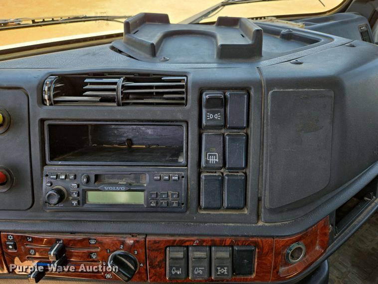 image for item EN3561 2001 Volvo VNM semi truck