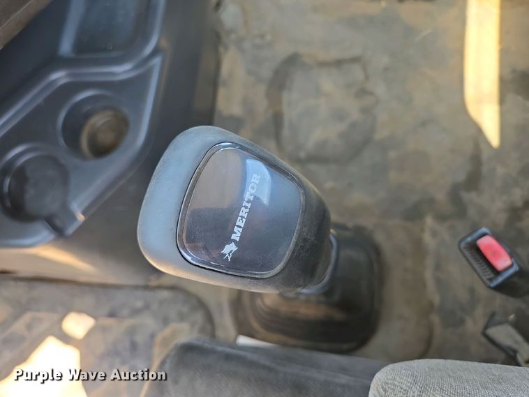 image for item EN3561 2001 Volvo VNM semi truck