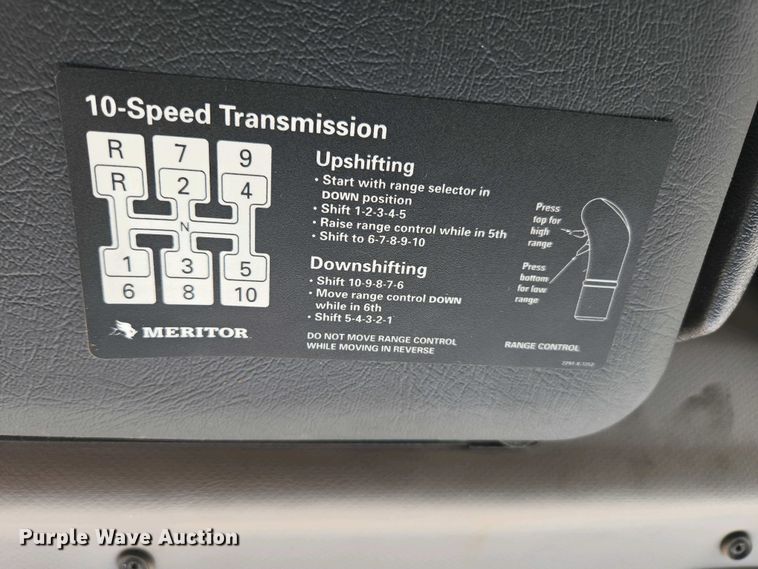 image for item EN3561 2001 Volvo VNM semi truck