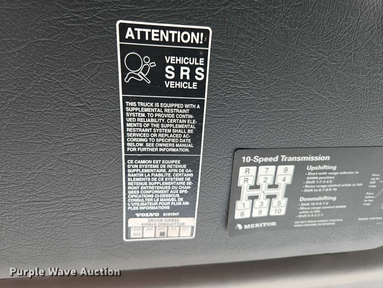 image for item EN3561 2001 Volvo VNM semi truck