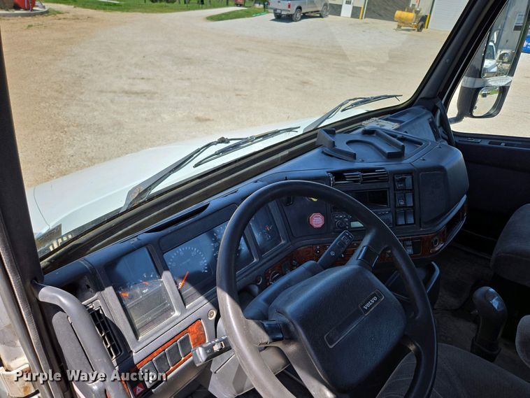 image for item EN3561 2001 Volvo VNM semi truck