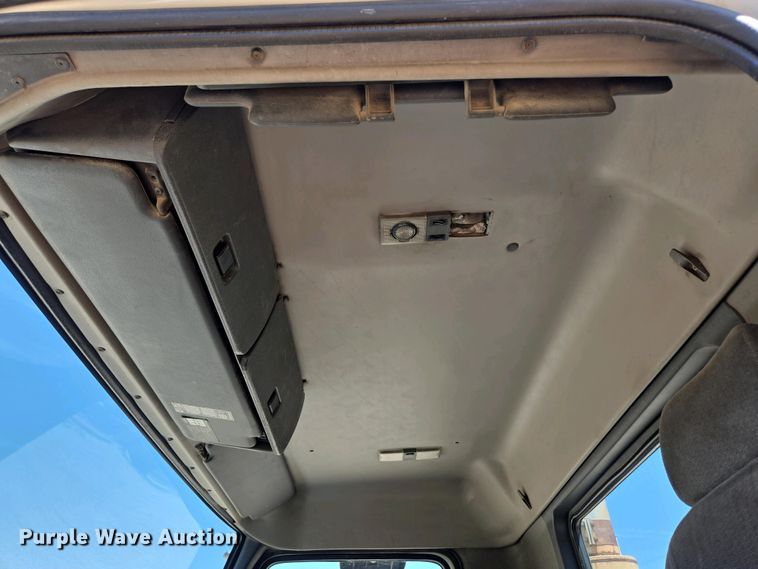 image for item EN3561 2001 Volvo VNM semi truck