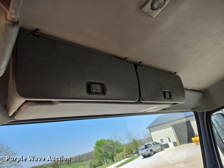 image for item EN3561 2001 Volvo VNM semi truck