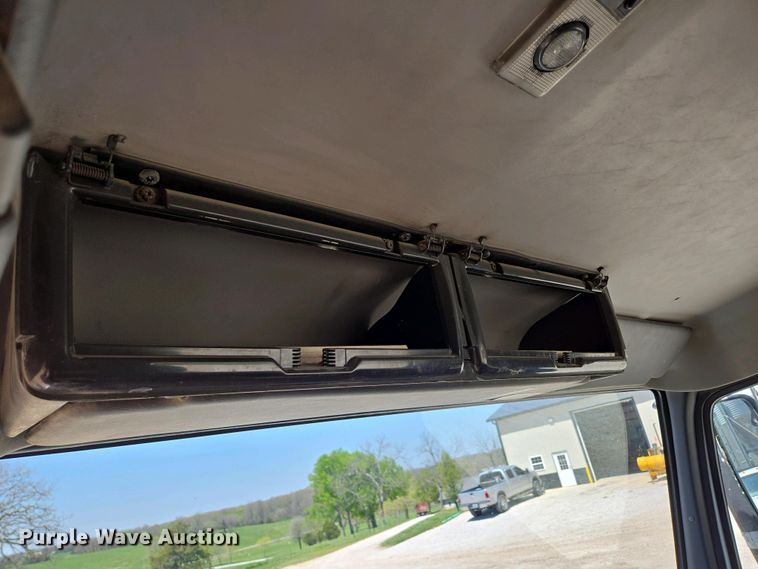 image for item EN3561 2001 Volvo VNM semi truck