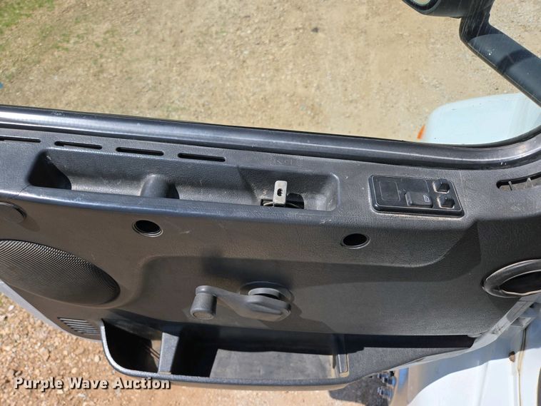 image for item EN3561 2001 Volvo VNM semi truck