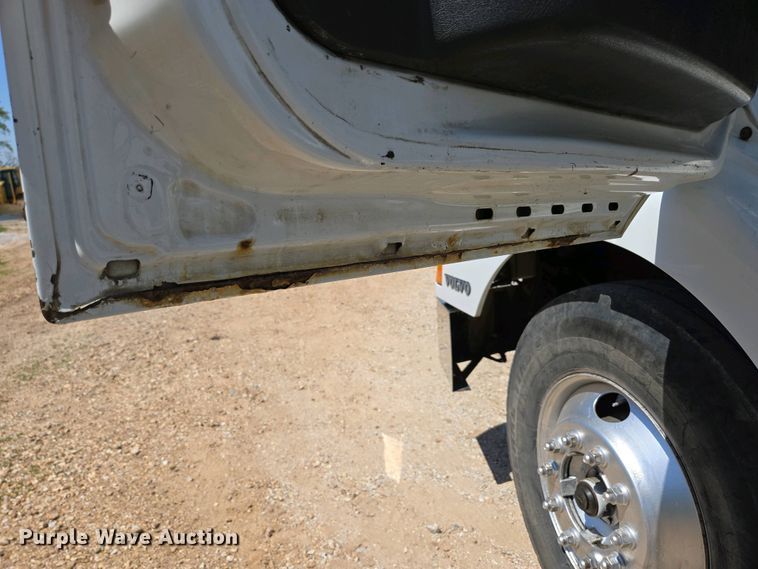 image for item EN3561 2001 Volvo VNM semi truck