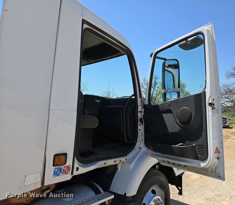 image for item EN3561 2001 Volvo VNM semi truck