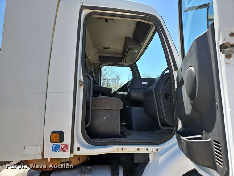 image for item EN3561 2001 Volvo VNM semi truck