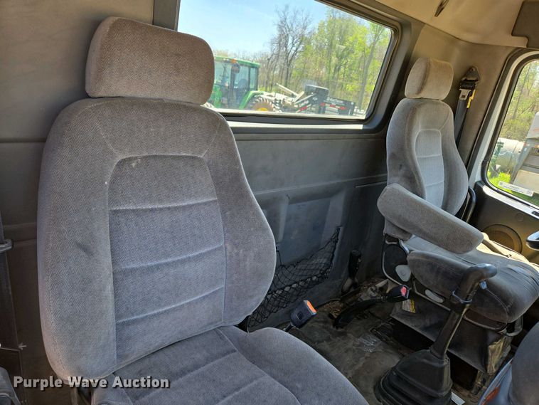 image for item EN3561 2001 Volvo VNM semi truck