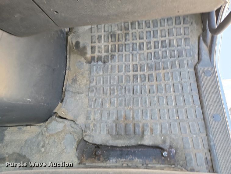 image for item EN3561 2001 Volvo VNM semi truck