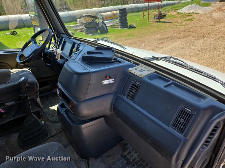 image for item EN3561 2001 Volvo VNM semi truck