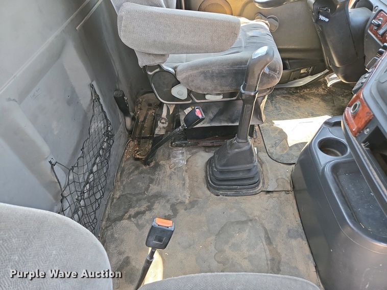 image for item EN3561 2001 Volvo VNM semi truck