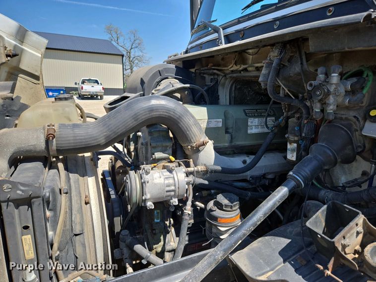 image for item EN3561 2001 Volvo VNM semi truck