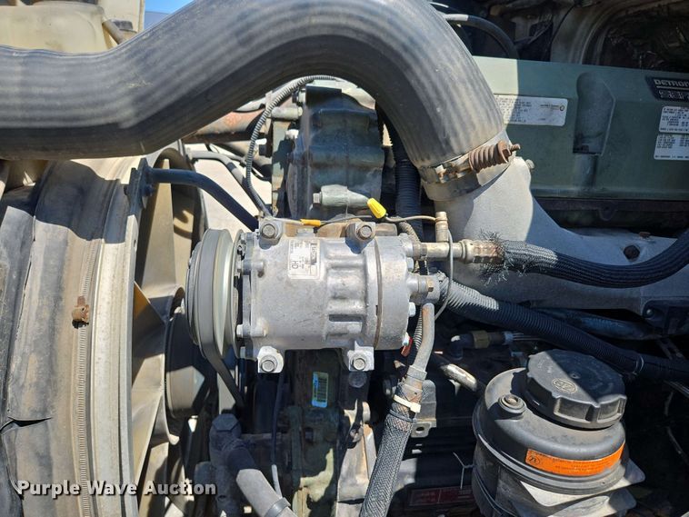 image for item EN3561 2001 Volvo VNM semi truck