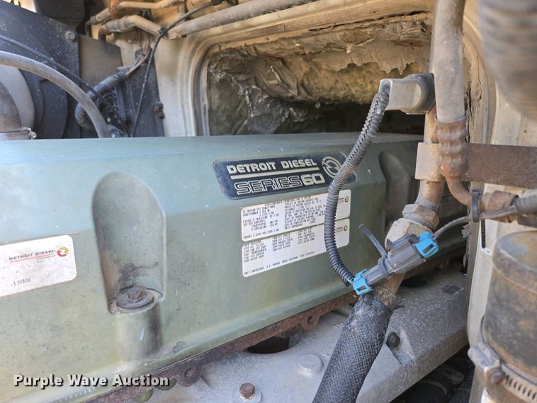 image for item EN3561 2001 Volvo VNM semi truck