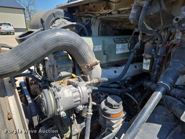 image for item EN3561 2001 Volvo VNM semi truck