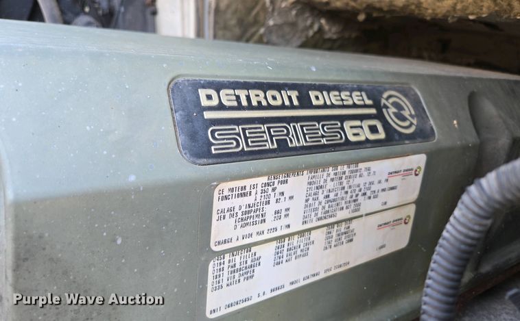 image for item EN3561 2001 Volvo VNM semi truck