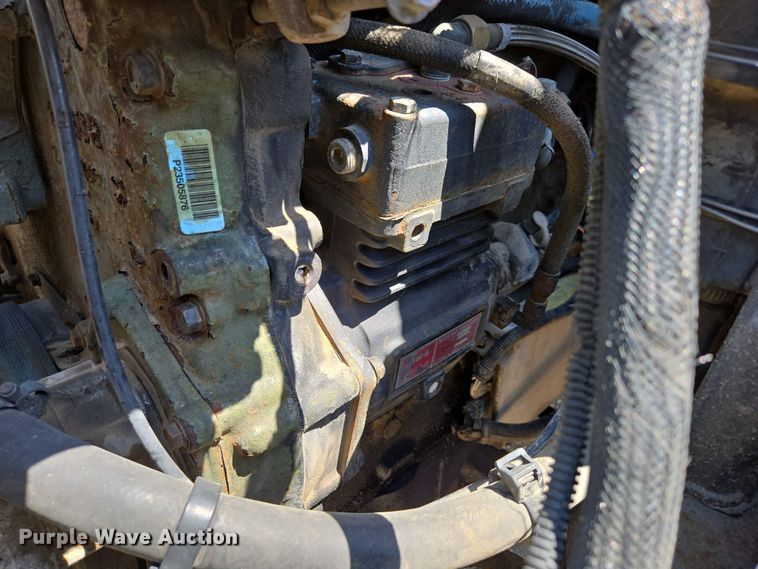 image for item EN3561 2001 Volvo VNM semi truck