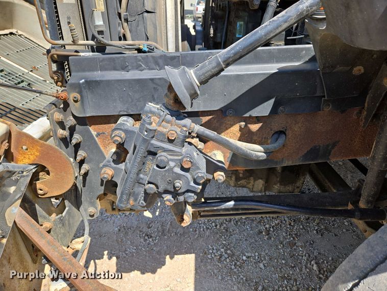 image for item EN3561 2001 Volvo VNM semi truck