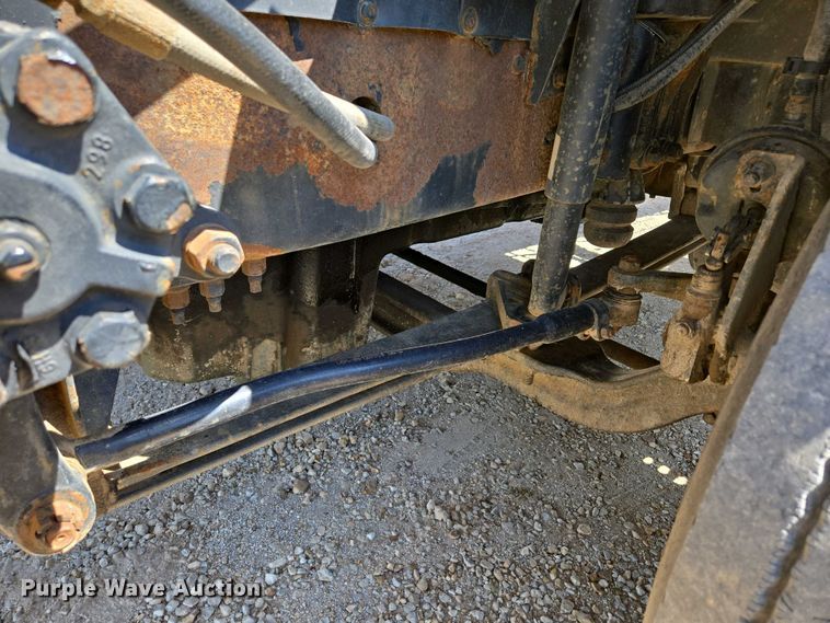 image for item EN3561 2001 Volvo VNM semi truck