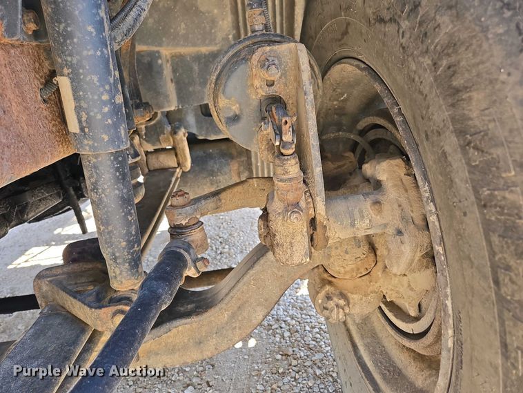 image for item EN3561 2001 Volvo VNM semi truck