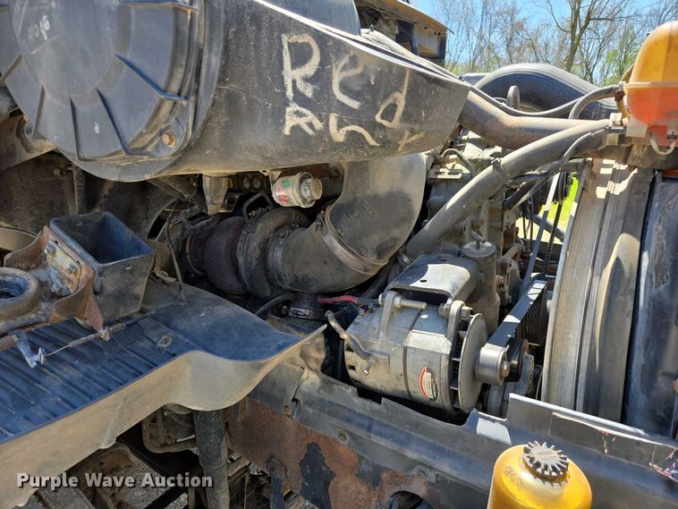 image for item EN3561 2001 Volvo VNM semi truck