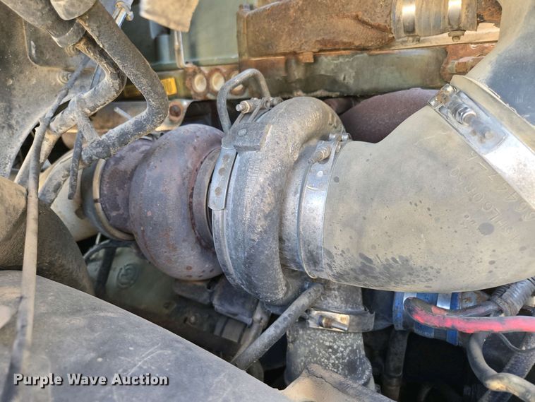 image for item EN3561 2001 Volvo VNM semi truck