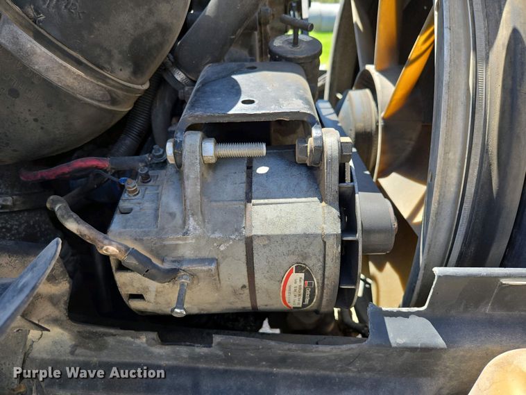 image for item EN3561 2001 Volvo VNM semi truck