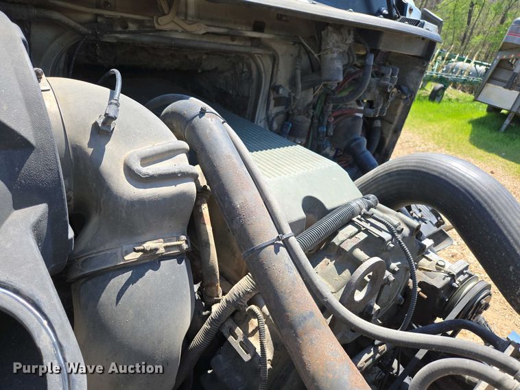 image for item EN3561 2001 Volvo VNM semi truck