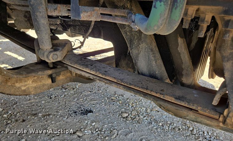 image for item EN3561 2001 Volvo VNM semi truck