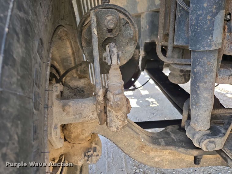 image for item EN3561 2001 Volvo VNM semi truck