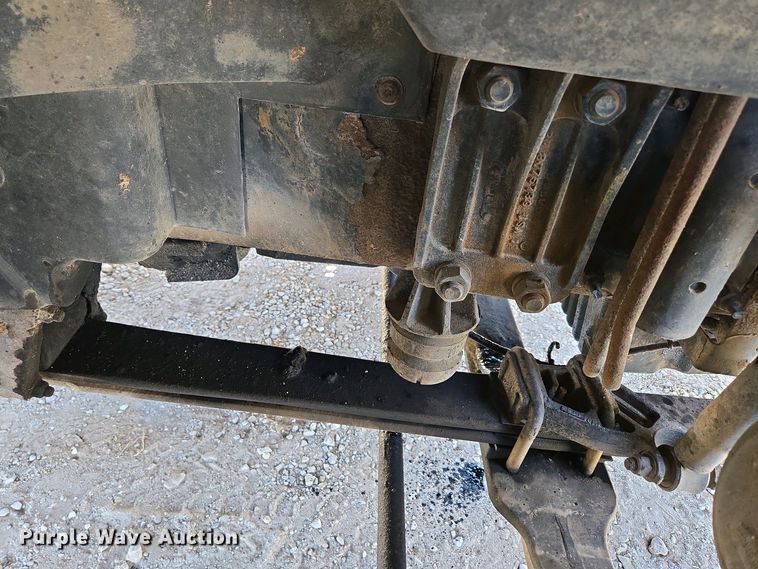 image for item EN3561 2001 Volvo VNM semi truck