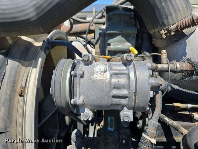 image for item EN3561 2001 Volvo VNM semi truck