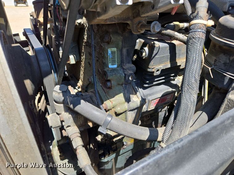 image for item EN3561 2001 Volvo VNM semi truck