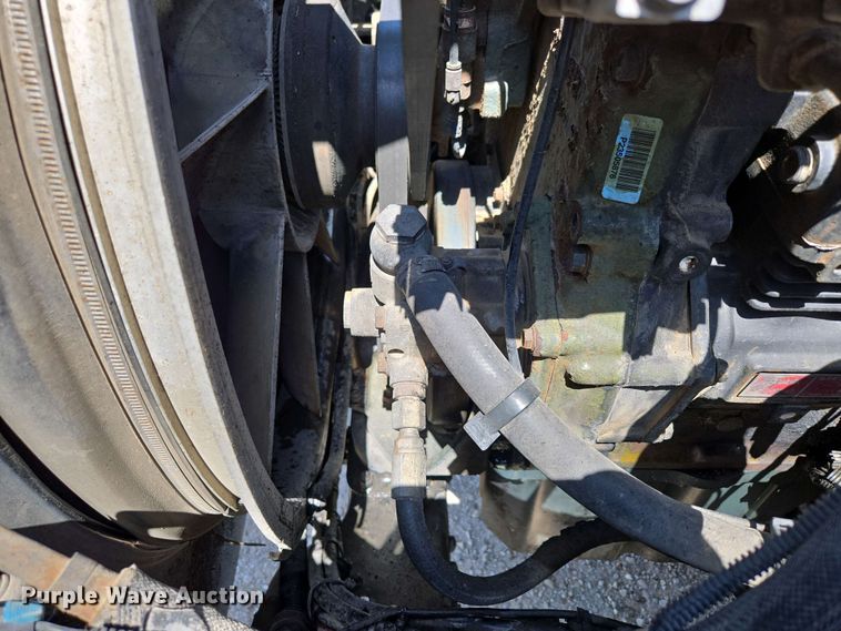 image for item EN3561 2001 Volvo VNM semi truck