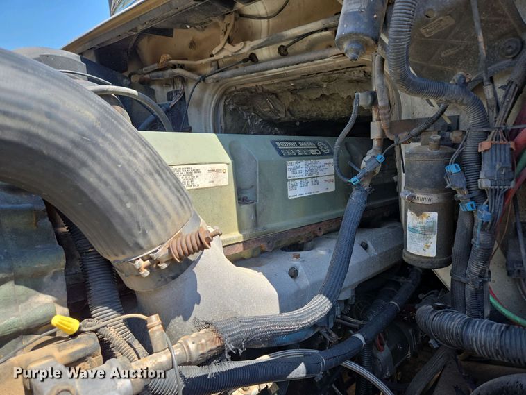 image for item EN3561 2001 Volvo VNM semi truck