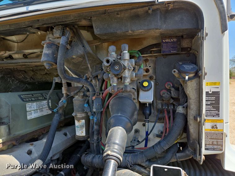 image for item EN3561 2001 Volvo VNM semi truck