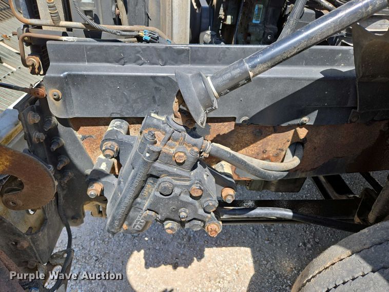 image for item EN3561 2001 Volvo VNM semi truck