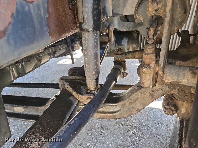 image for item EN3561 2001 Volvo VNM semi truck