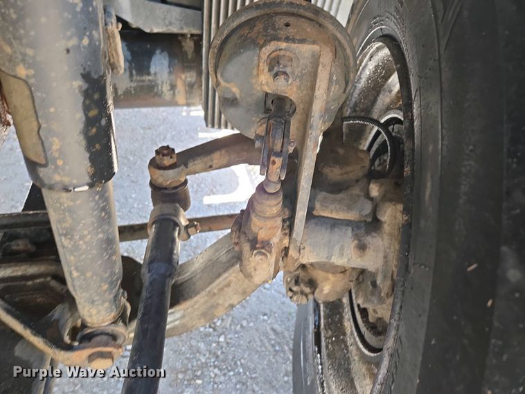 image for item EN3561 2001 Volvo VNM semi truck