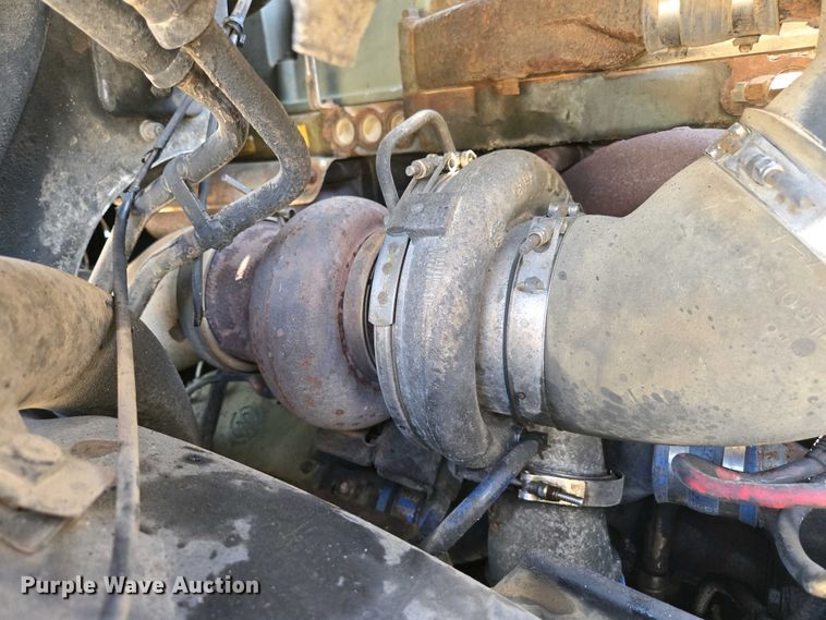 image for item EN3561 2001 Volvo VNM semi truck