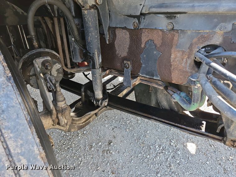 image for item EN3561 2001 Volvo VNM semi truck