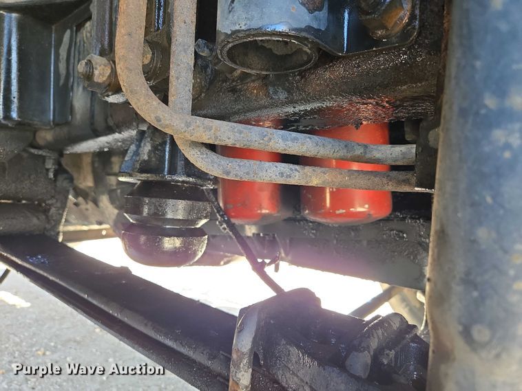 image for item EN3561 2001 Volvo VNM semi truck