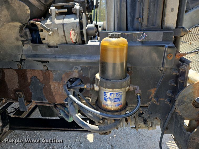 image for item EN3561 2001 Volvo VNM semi truck