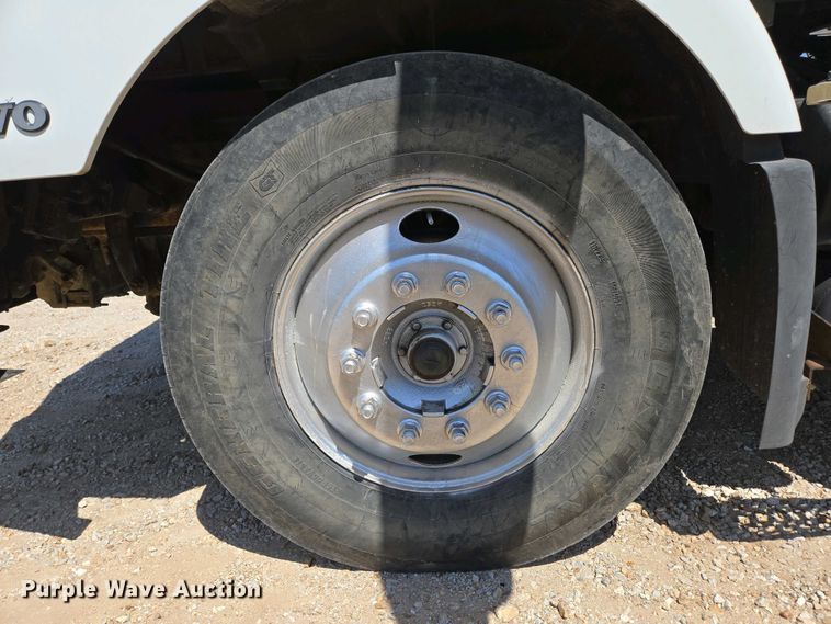 image for item EN3561 2001 Volvo VNM semi truck