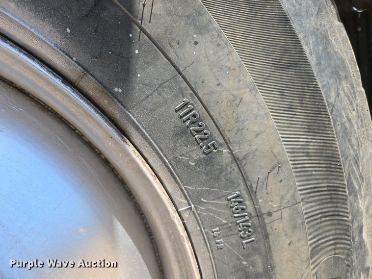 image for item EN3561 2001 Volvo VNM semi truck